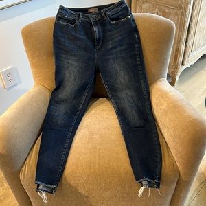 DL1961 size 27 waist jeans. Super comfy.